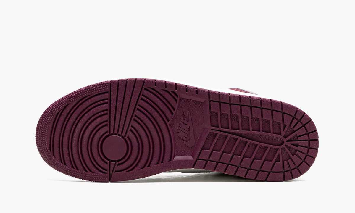 Air Jordan 1 Retro High OG "Bordeaux" - Angle View 6