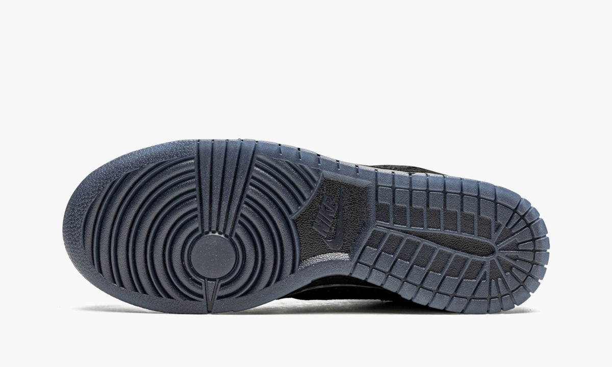 Dunk Low SP "Undefeated - Black" - View 6