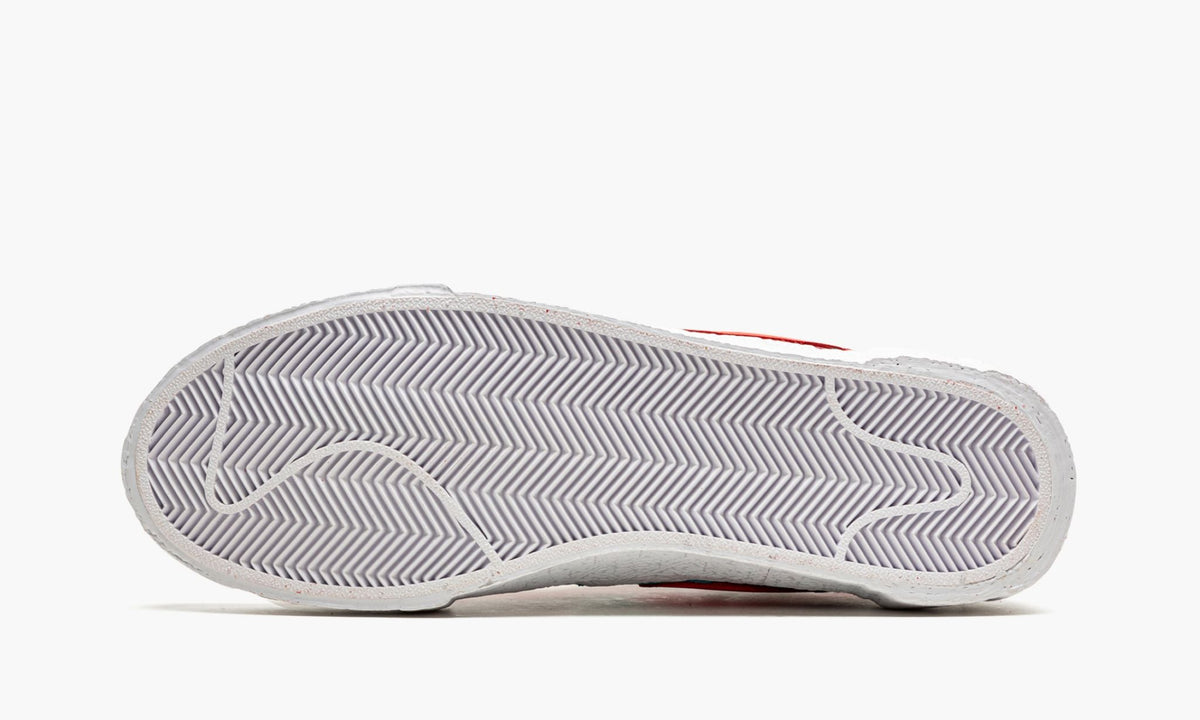 Blazer Low "Sacai - Kaws Red" - View 6