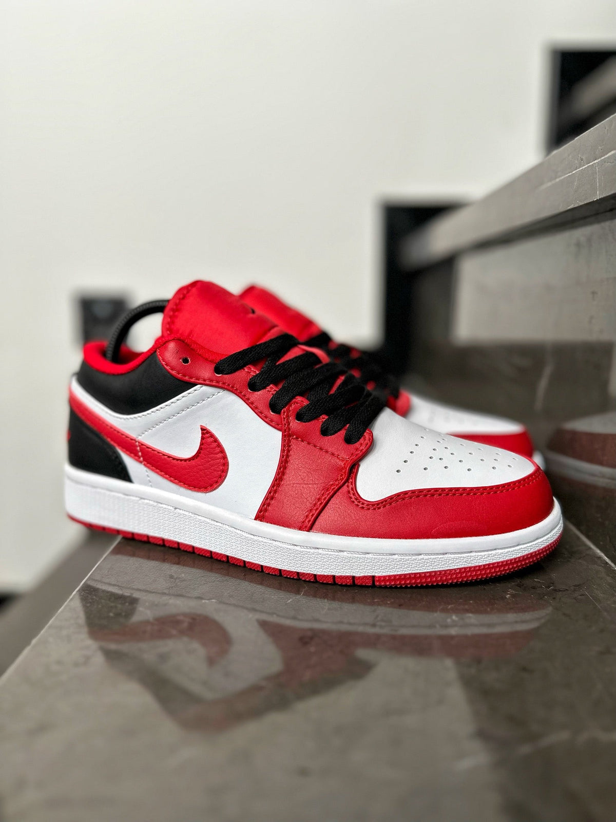 Air Jordan 1 Low Reverse Black Toe - Main View