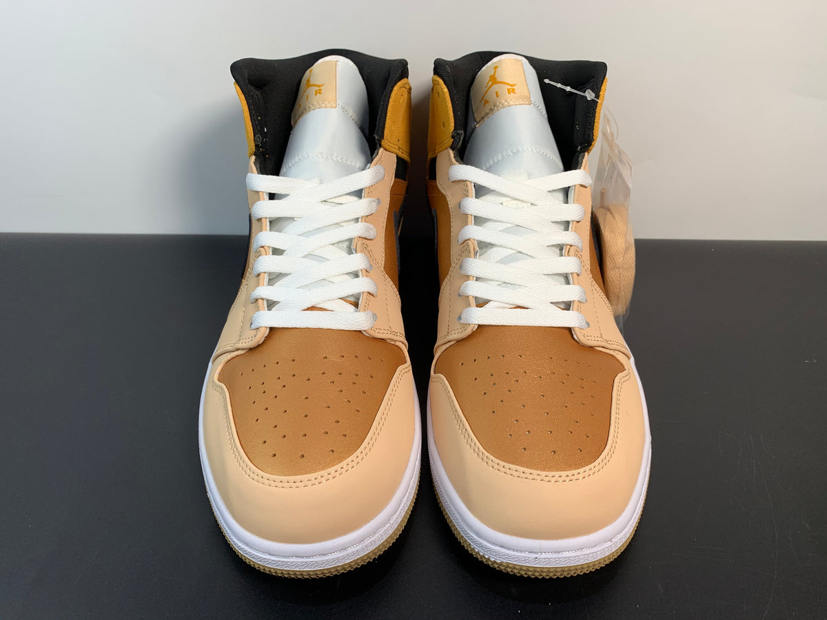 Air Jordan 1 Mid SE  WMNS “Particle Beige  DD2224-200 - Angle View 4