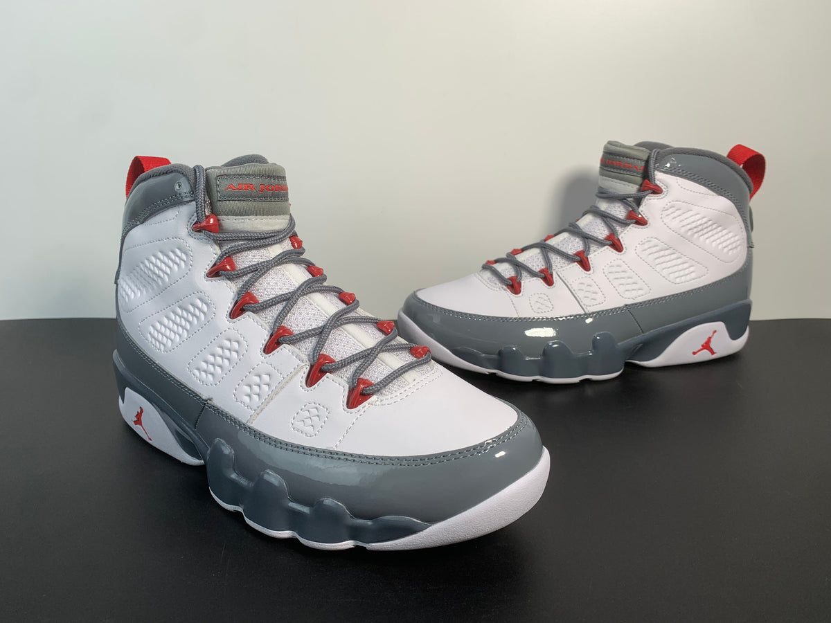 Air Jordan 9“Fire Red” - Angle View 4