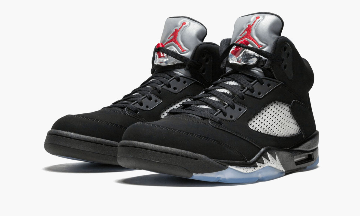 Air Jordan 5 Retro OG "Black / Metallic" - Angle View 3