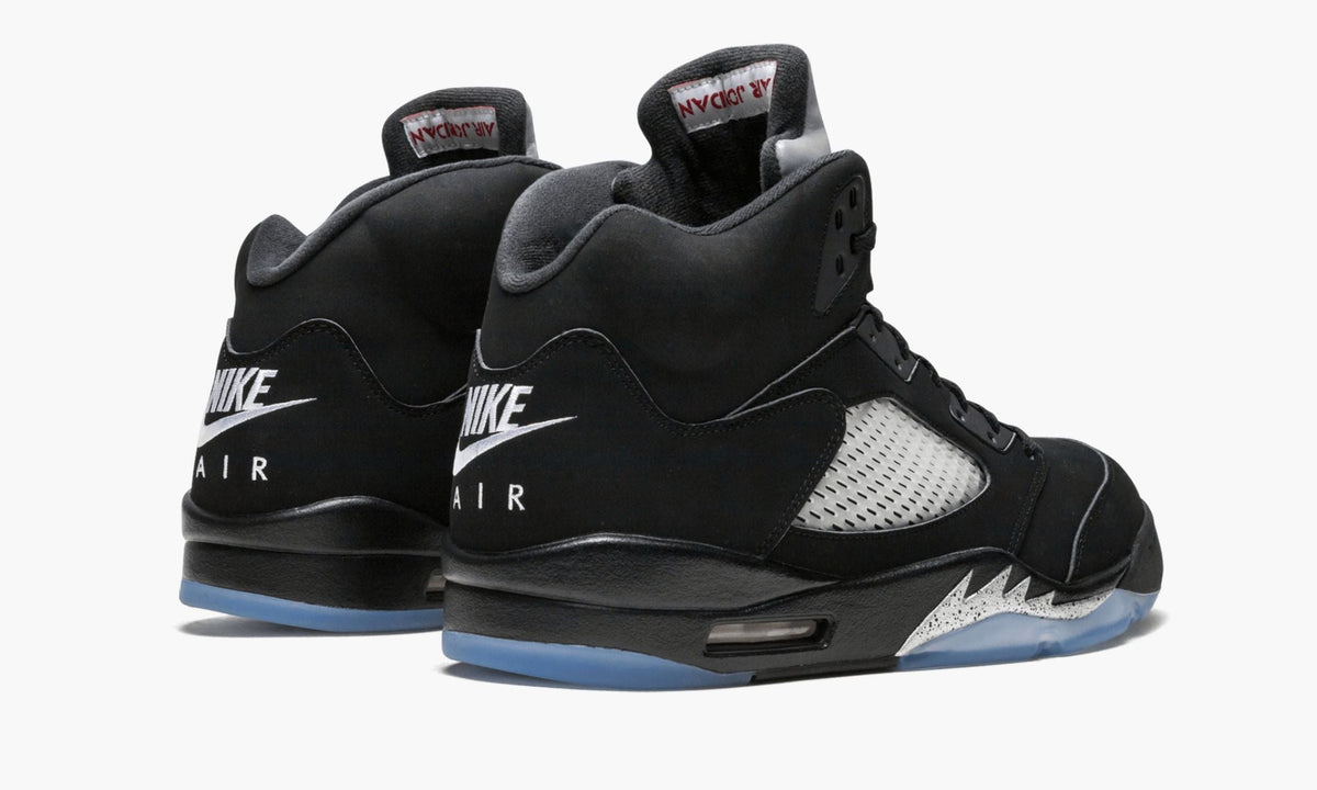 Air Jordan 5 Retro OG "Black / Metallic" - Angle View 4
