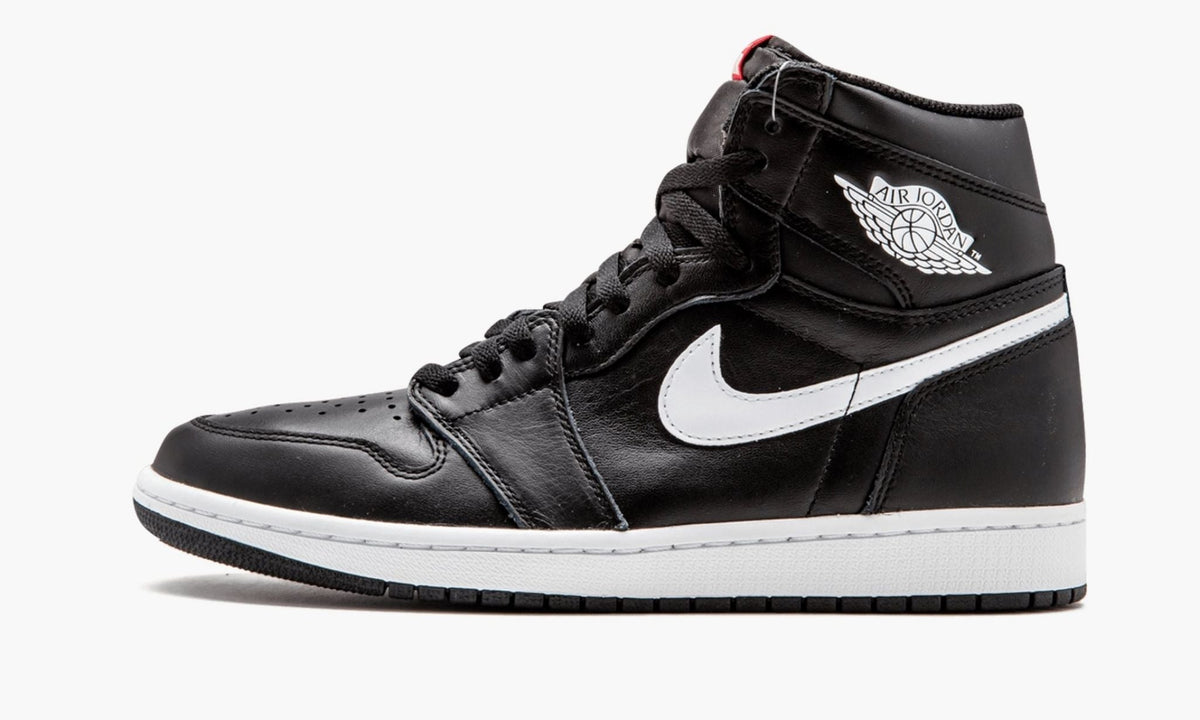 Air Jordan 1 Retro High OG "Ying-Yang" - Angle View 4
