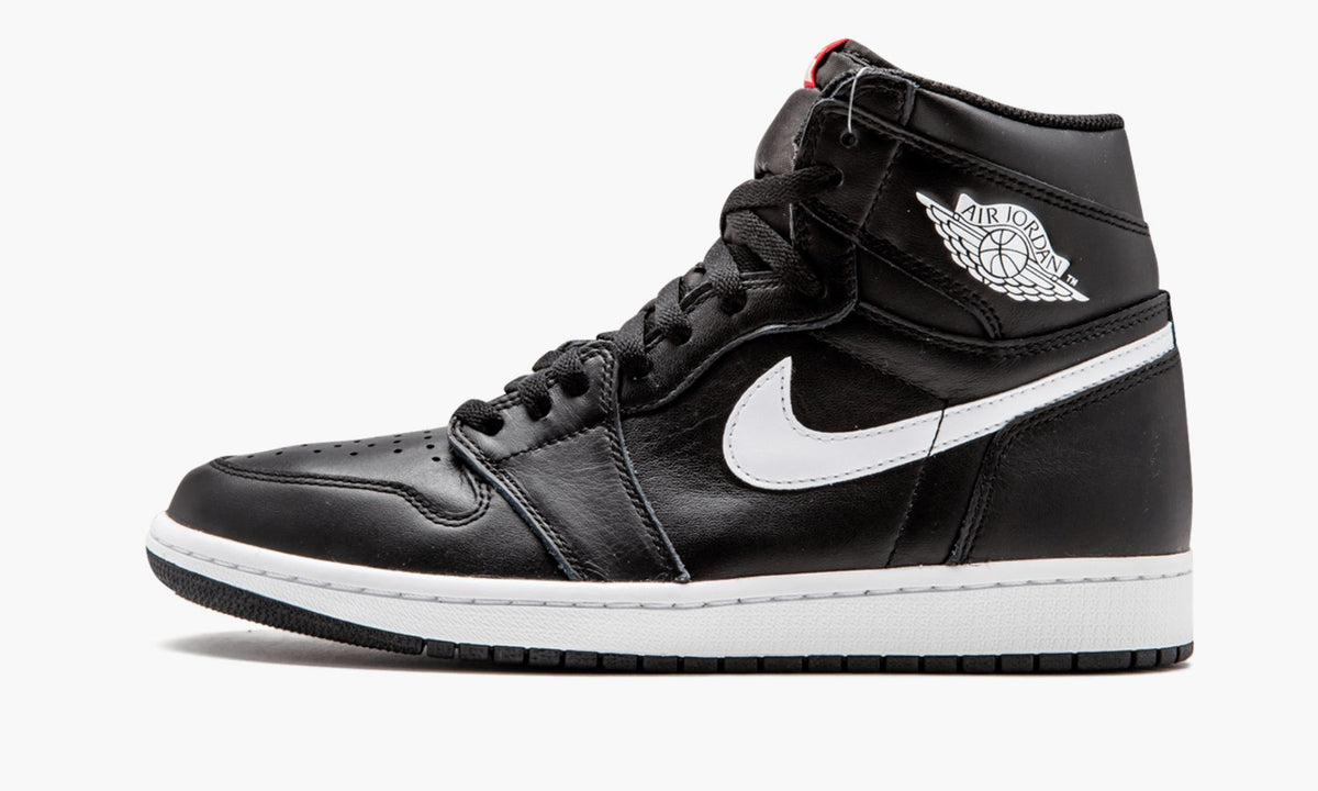 Air Jordan 1 Retro High OG "Ying-Yang" - Angle View 3