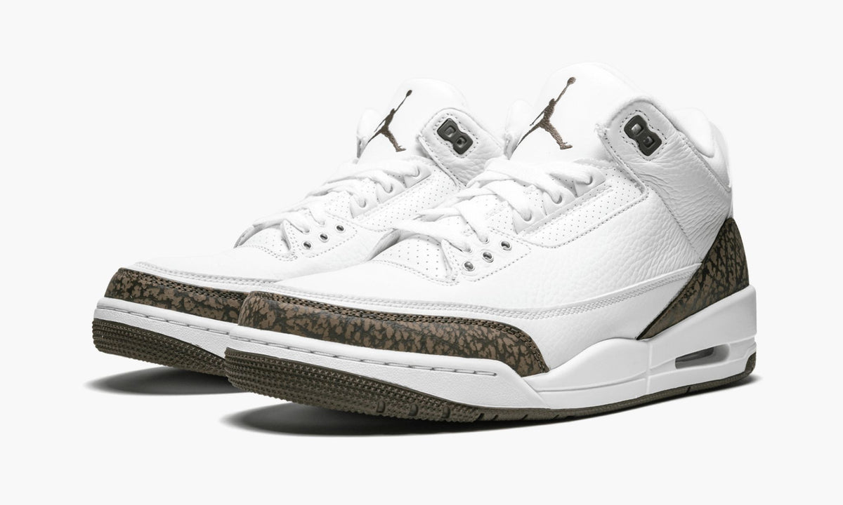 Air Jordan 3 Retro "Mocha" - Angle View 3