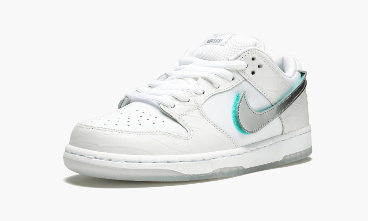 SB Dunk Low Pro OG QS "Diamond Supply White" - View 5