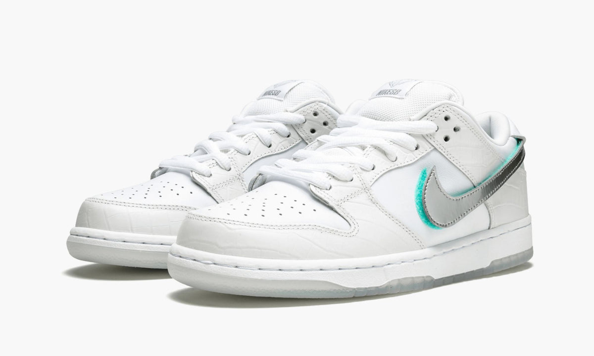 SB Dunk Low Pro OG QS "Diamond Supply White" - View 3