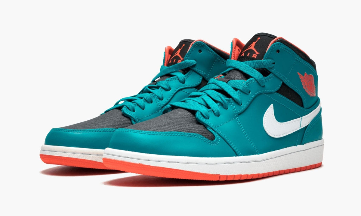 Air Jordan 1 MID - Angle View 3