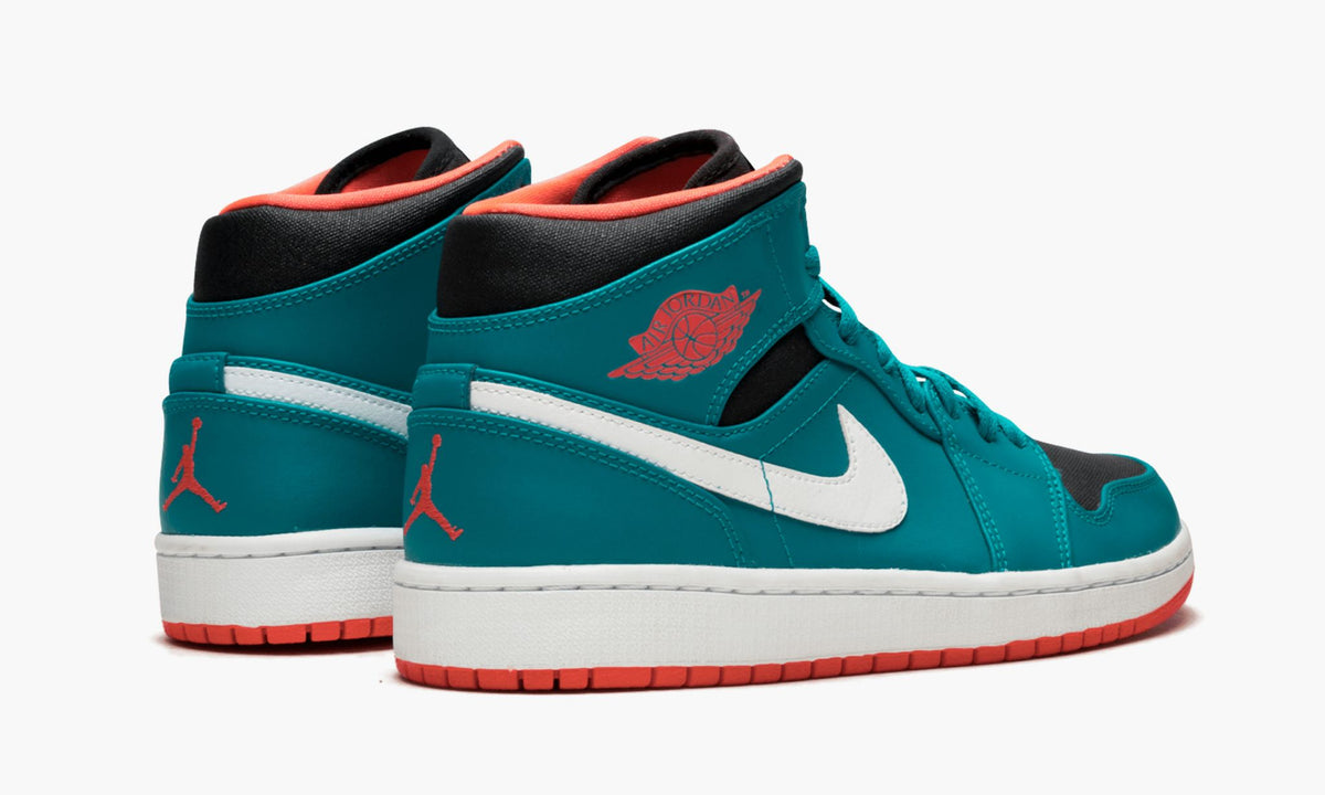 Air Jordan 1 MID - Angle View 4
