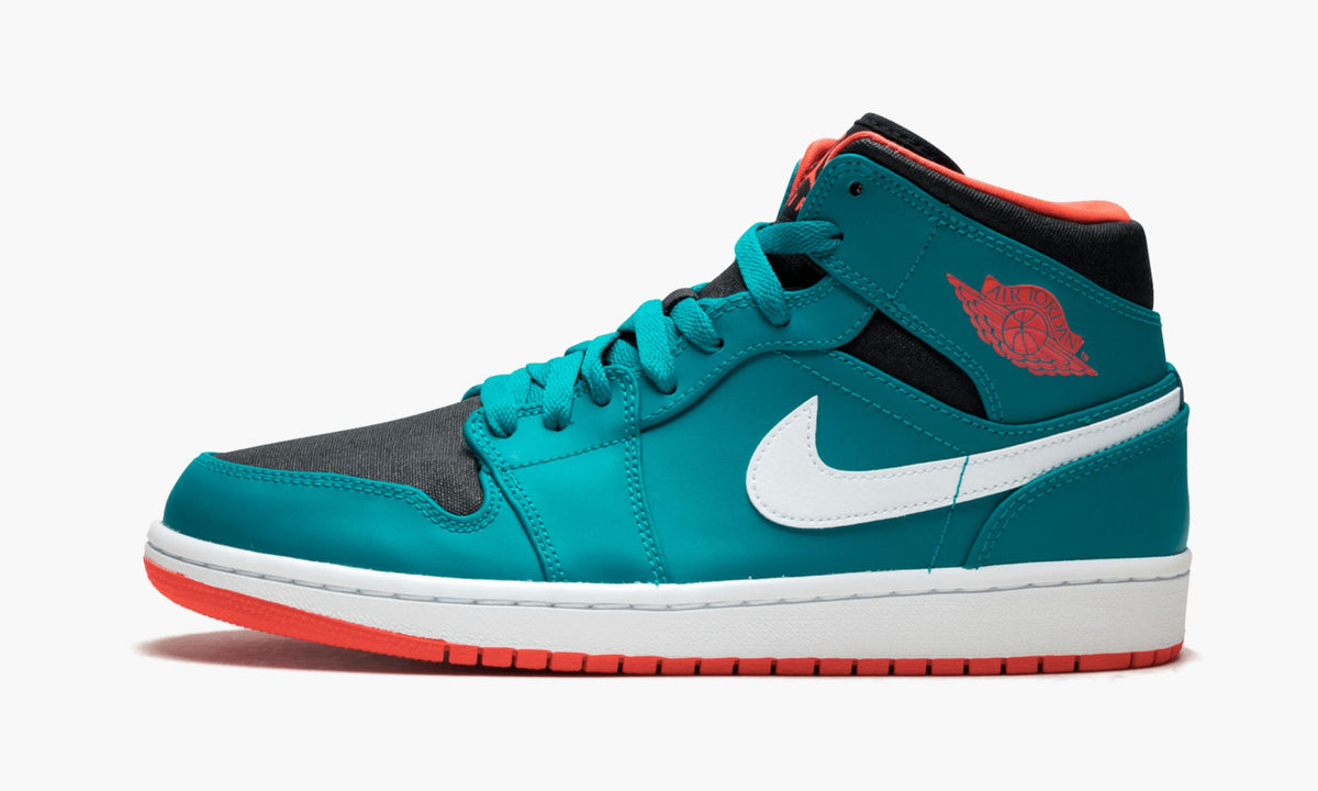 Air Jordan 1 MID - Angle View 2