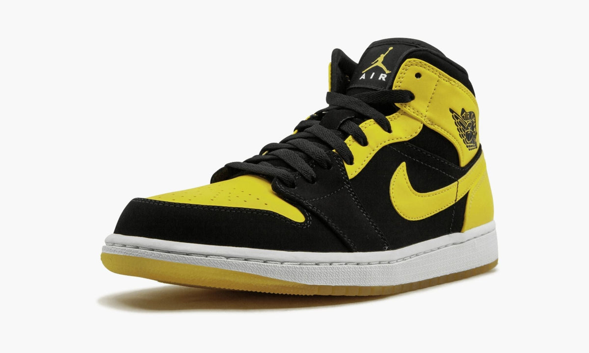 Air Jordan 1 Mid "New Love 2017 Release" - Angle View 5
