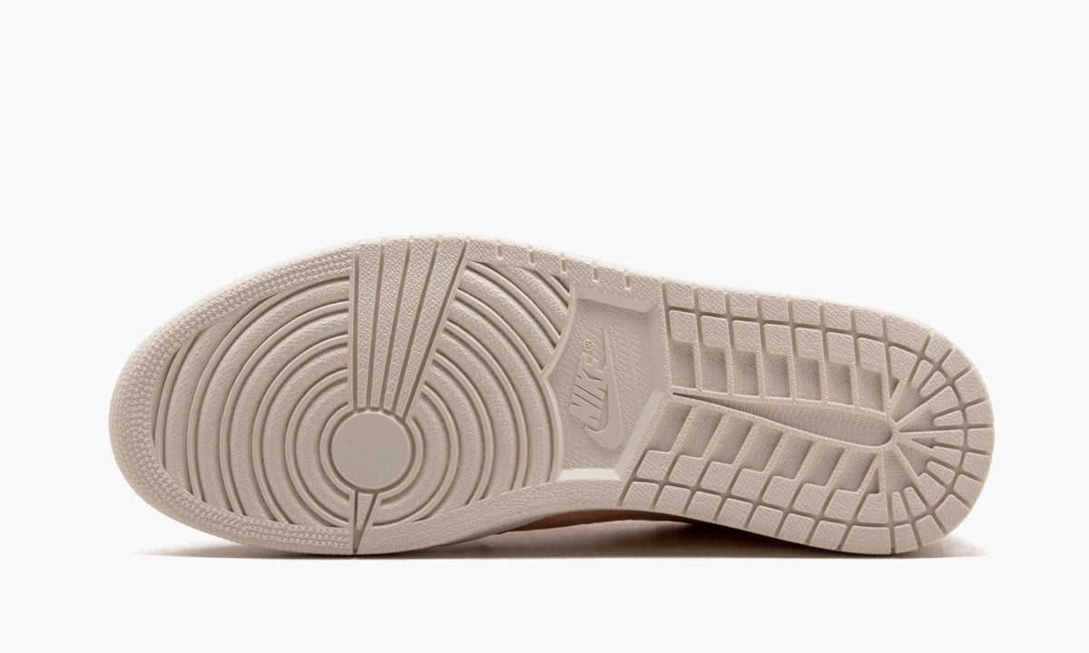 Air Jordan 1 Retro Low - Angle View 5