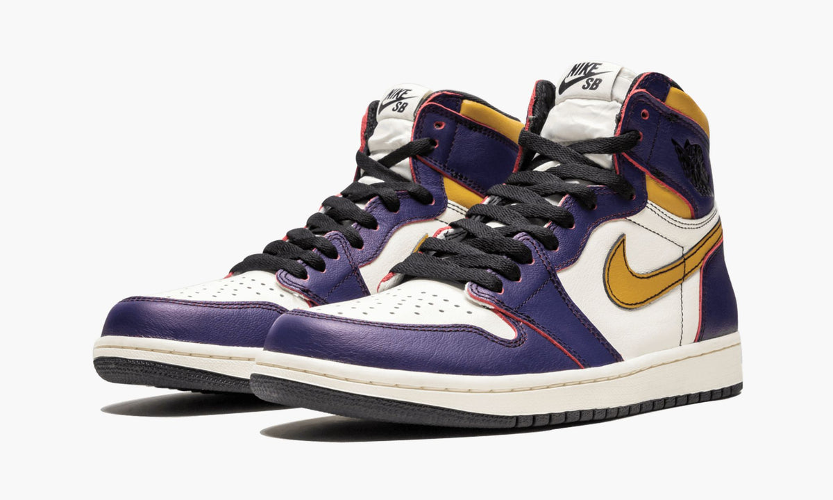 Air Jordan 1 Retro High OG "LA to Chicago" - Angle View 3