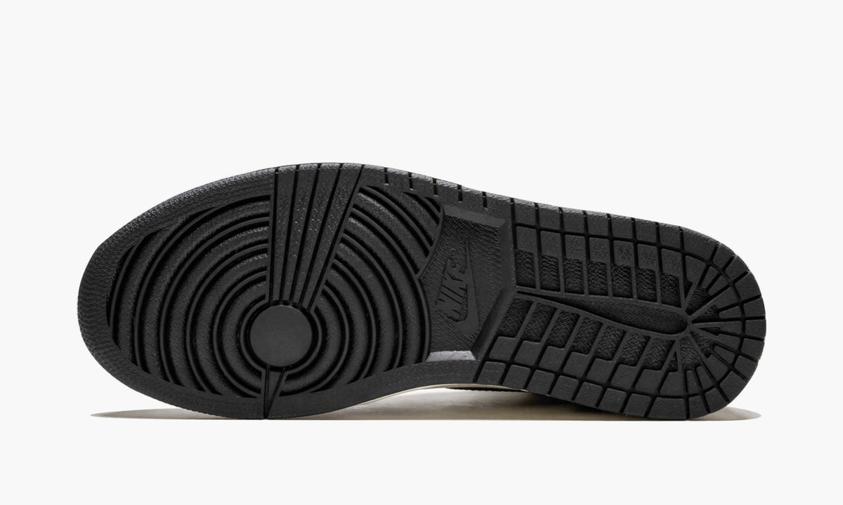 Air Jordan 1 Retro High OG "LA to Chicago" - Angle View 6