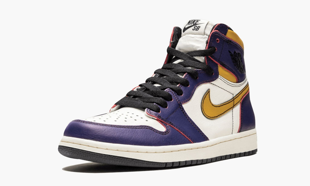 Air Jordan 1 Retro High OG "LA to Chicago" - Angle View 5