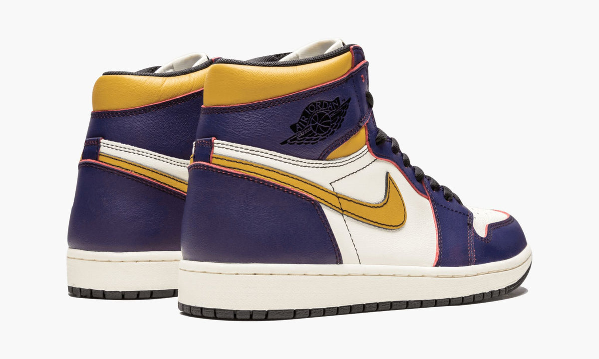 Air Jordan 1 Retro High OG "LA to Chicago" - Angle View 4