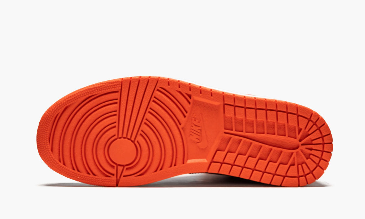 Air Jordan 1 Retro High OG "Knicks" - Angle View 6
