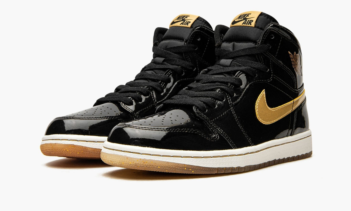Air Jordan 1 Retro High OG "Black/Metallic Gold" - Angle View 3
