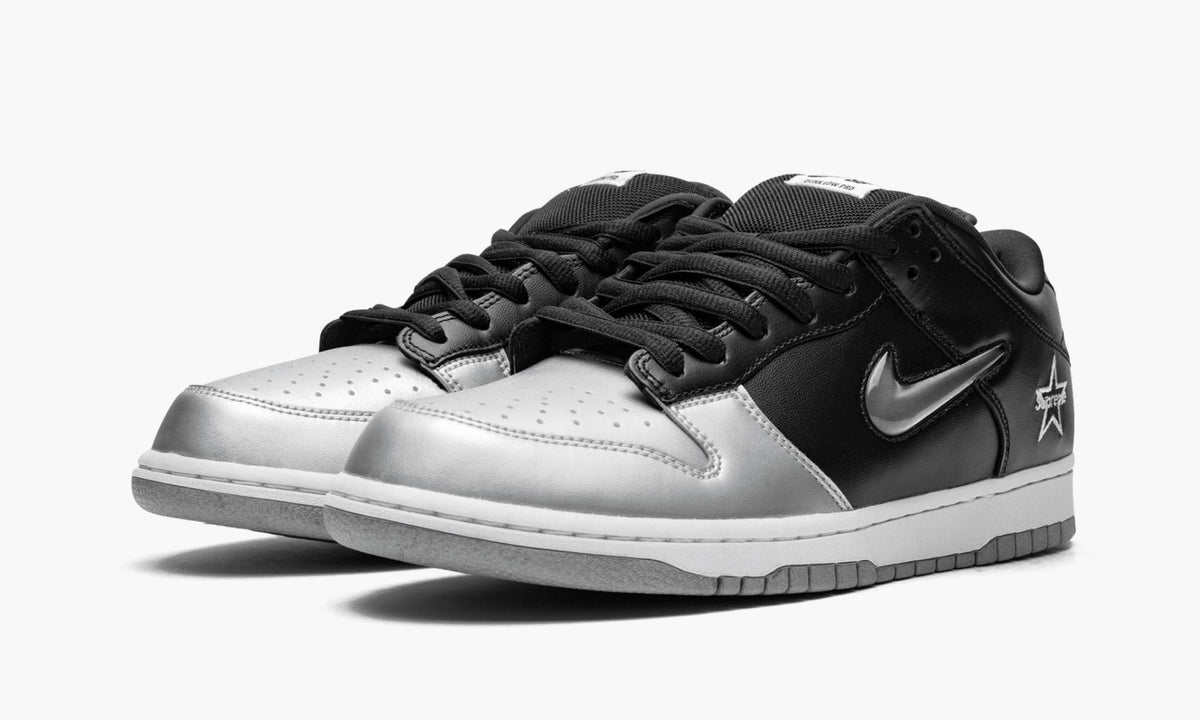 SB Dunk Low OG QS "Supreme - Jewel Swoosh Silver/Black" - View 3