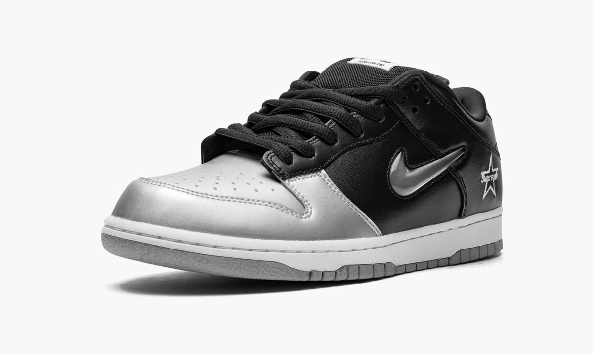 SB Dunk Low OG QS "Supreme - Jewel Swoosh Silver/Black" - View 5
