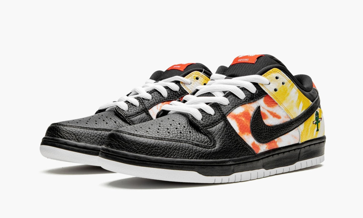 SB Dunk Low "Tie-Dye Rayguns 2019 - Black" - View 4