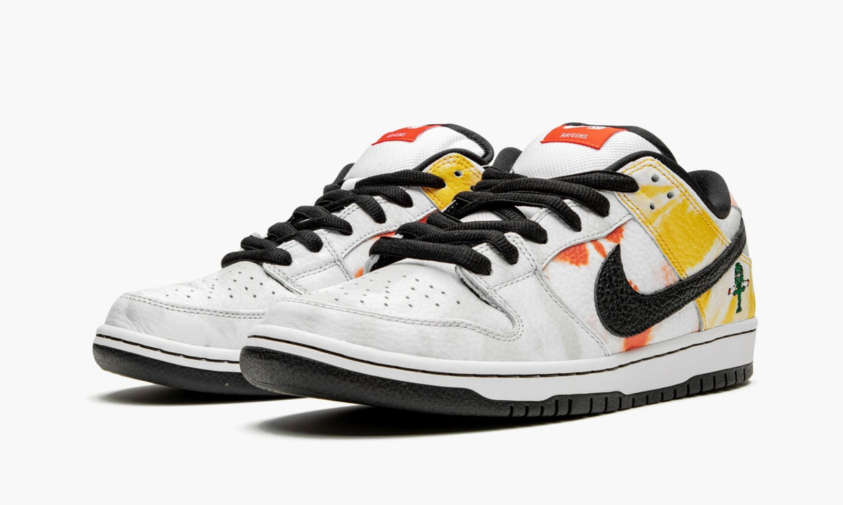 SB Dunk Low "Tie-Dye Rayguns 2019 - White" - View 4