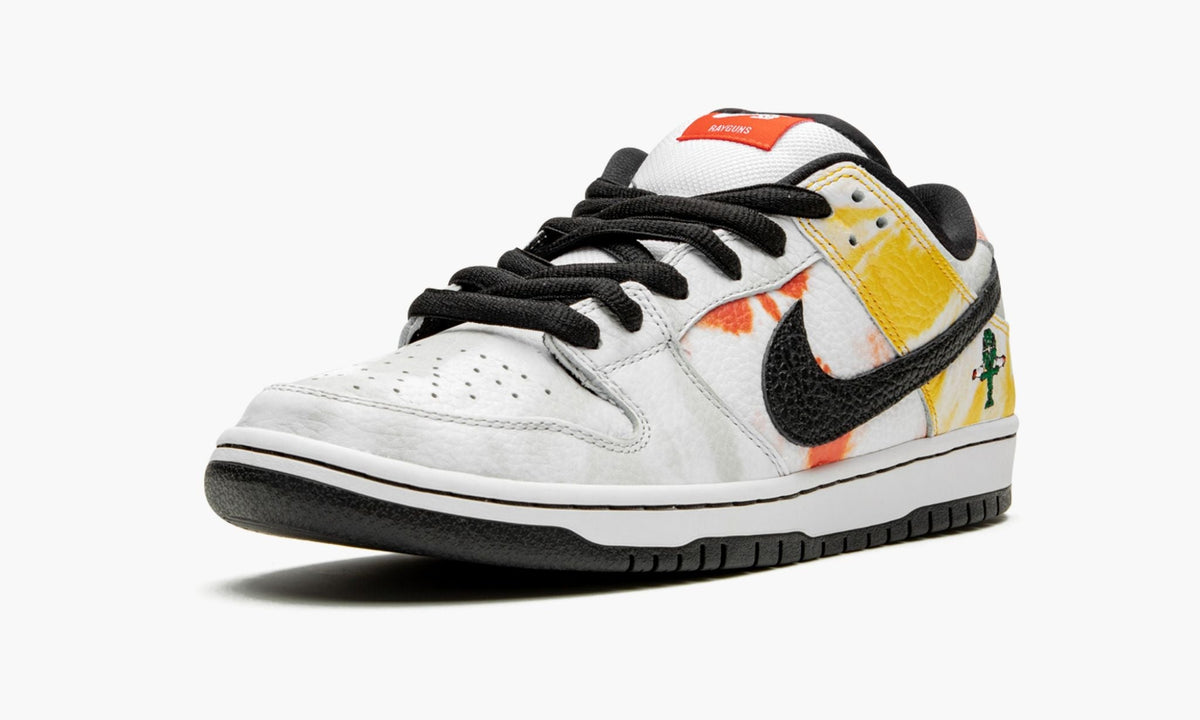 SB Dunk Low "Tie-Dye Rayguns 2019 - White" - View 6
