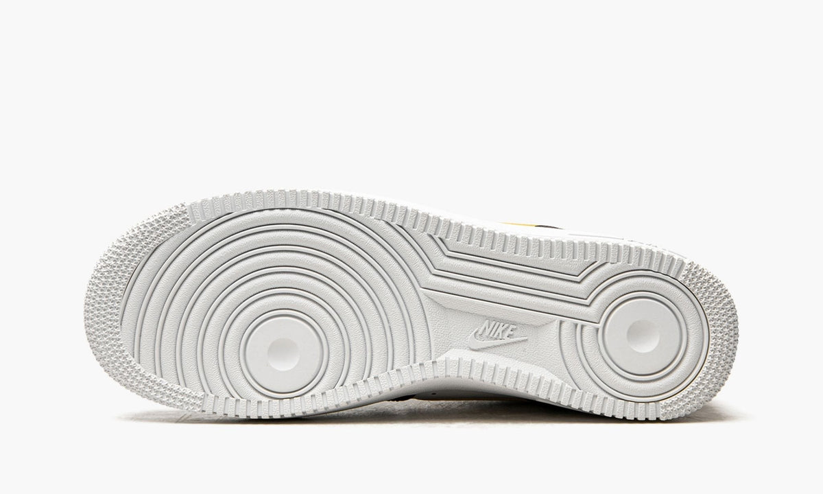 Air Force 1 Low "Black/White/Metallic Gold" - Angle View 6