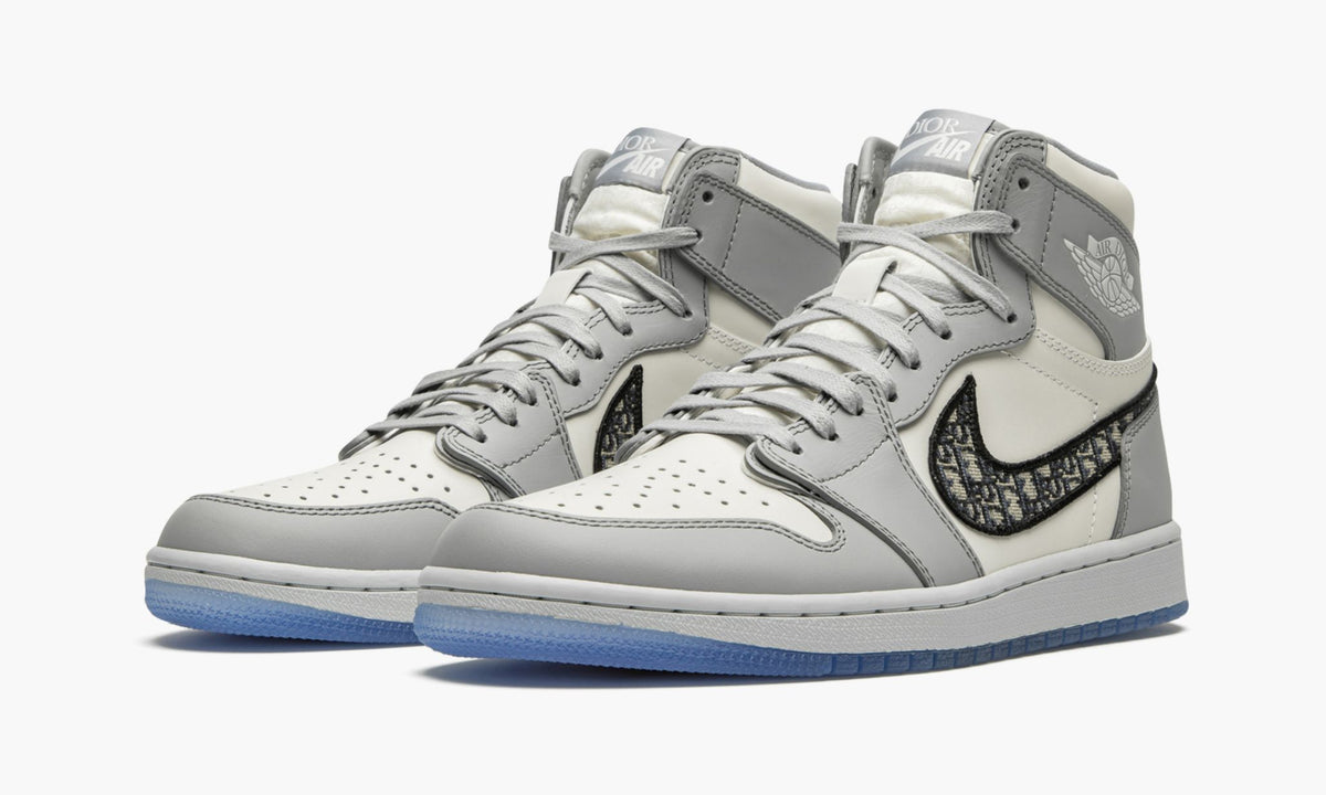 Dior x Air Jordan 1 High OG ‘White Wolf Grey’ - Angle View 3