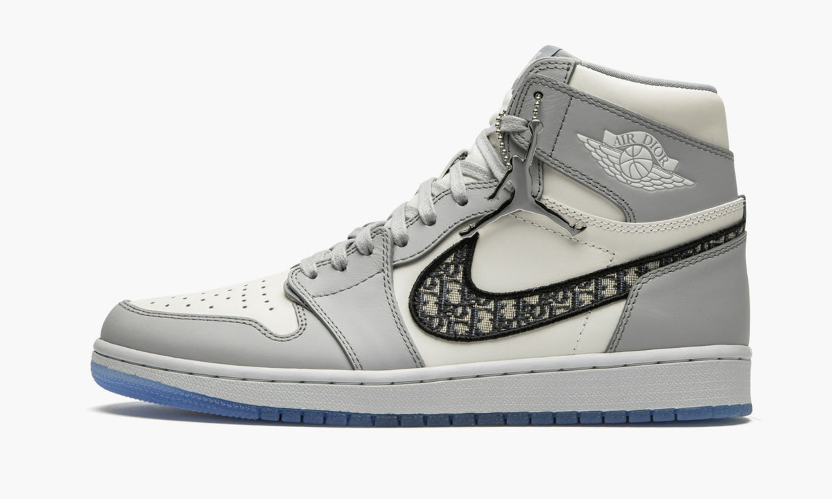 Dior x Air Jordan 1 High OG ‘White Wolf Grey’ - Angle View 9