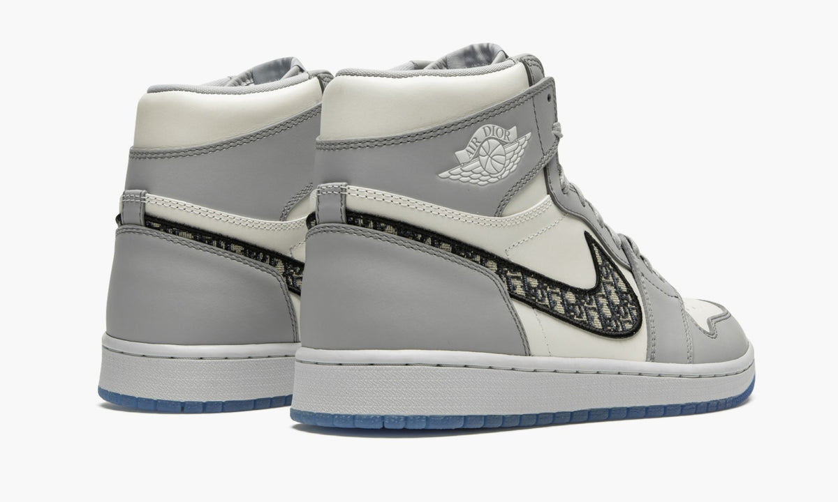 Dior x Air Jordan 1 High OG ‘White Wolf Grey’ - Angle View 4