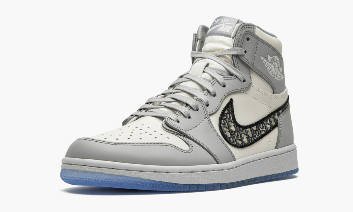 Dior x Air Jordan 1 High OG ‘White Wolf Grey’ - Angle View 5