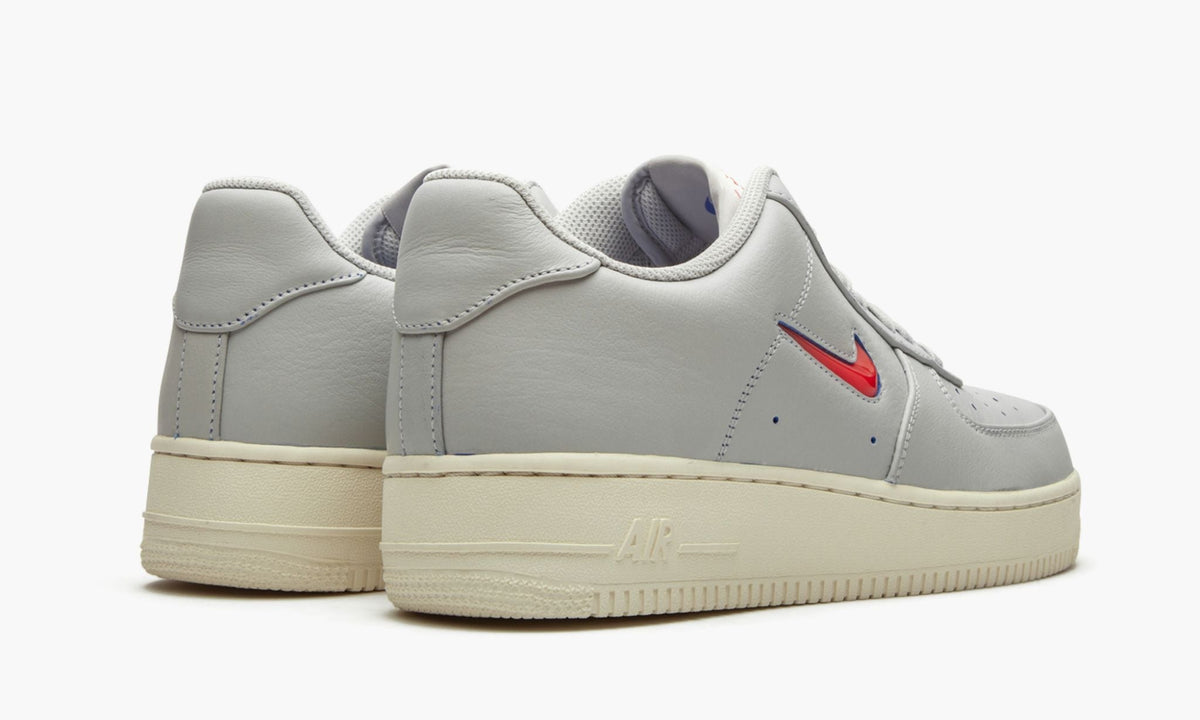 AIR FORCE 1 '07 PRM "Jewel - Home & Away - Grey" - Angle View 4