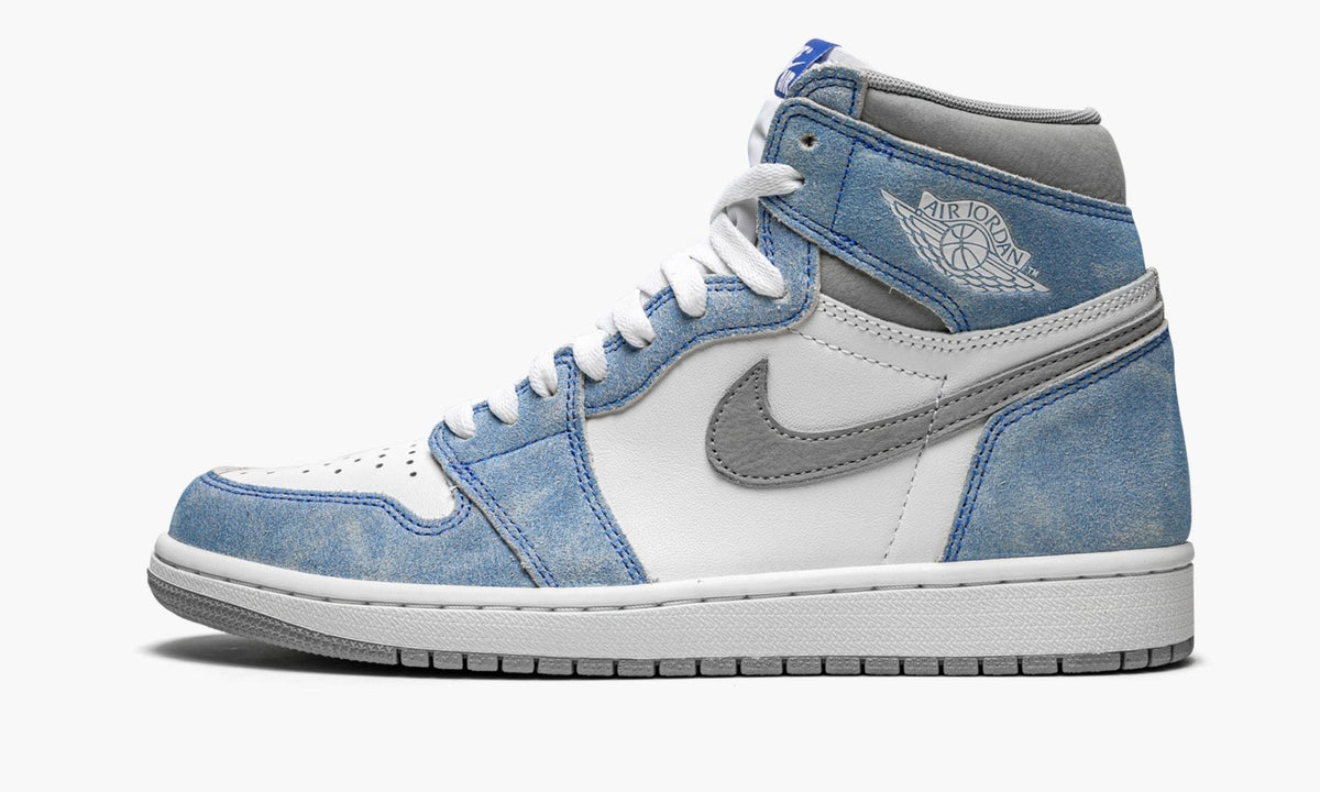 Air Jordan 1 Retro High OG "Hyper Royal" - Angle View 2