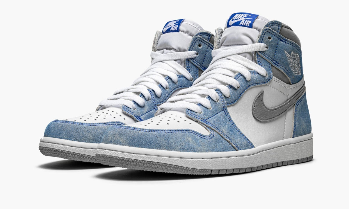 Air Jordan 1 Retro High OG "Hyper Royal" - Angle View 3