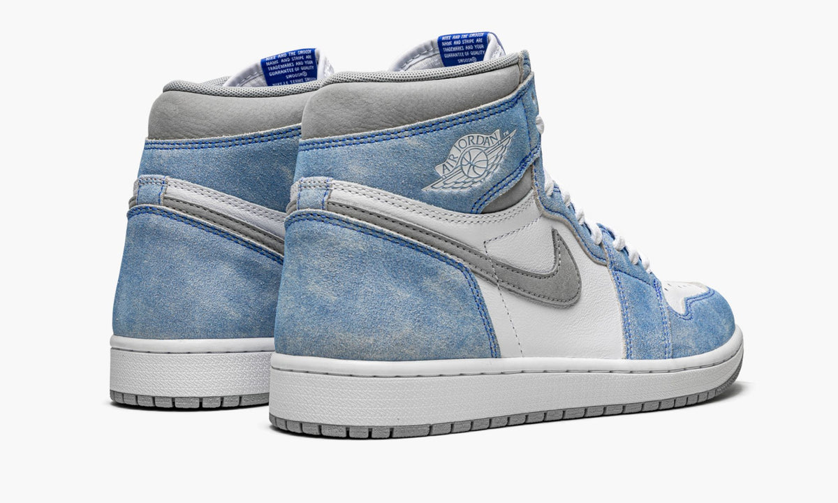 Air Jordan 1 Retro High OG "Hyper Royal" - Angle View 4
