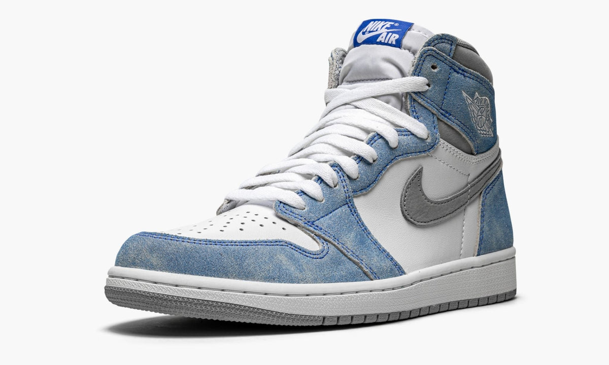 Air Jordan 1 Retro High OG "Hyper Royal" - Angle View 5