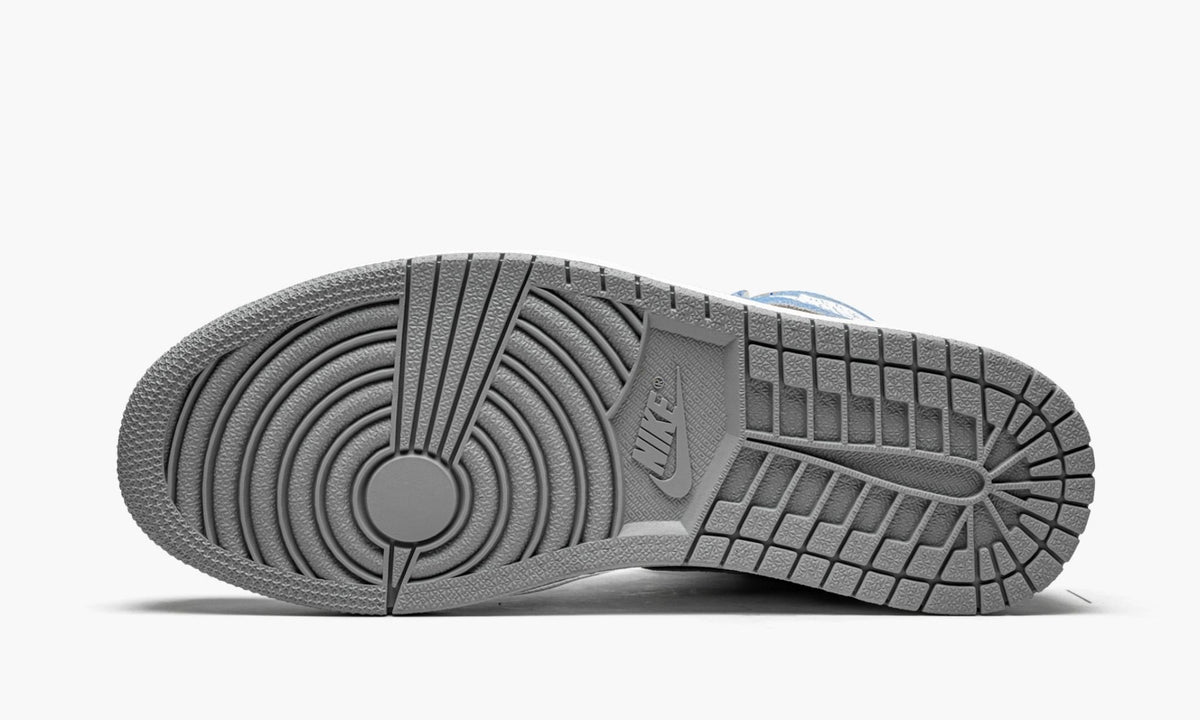 Air Jordan 1 Retro High OG "Hyper Royal" - Angle View 6