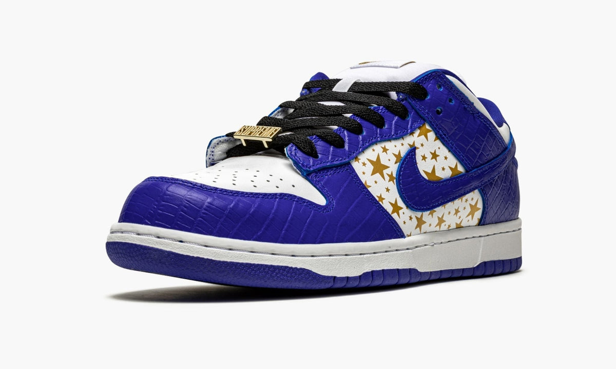 SB Dunk Low "Supreme - Stars - Hyper Blue" - View 5
