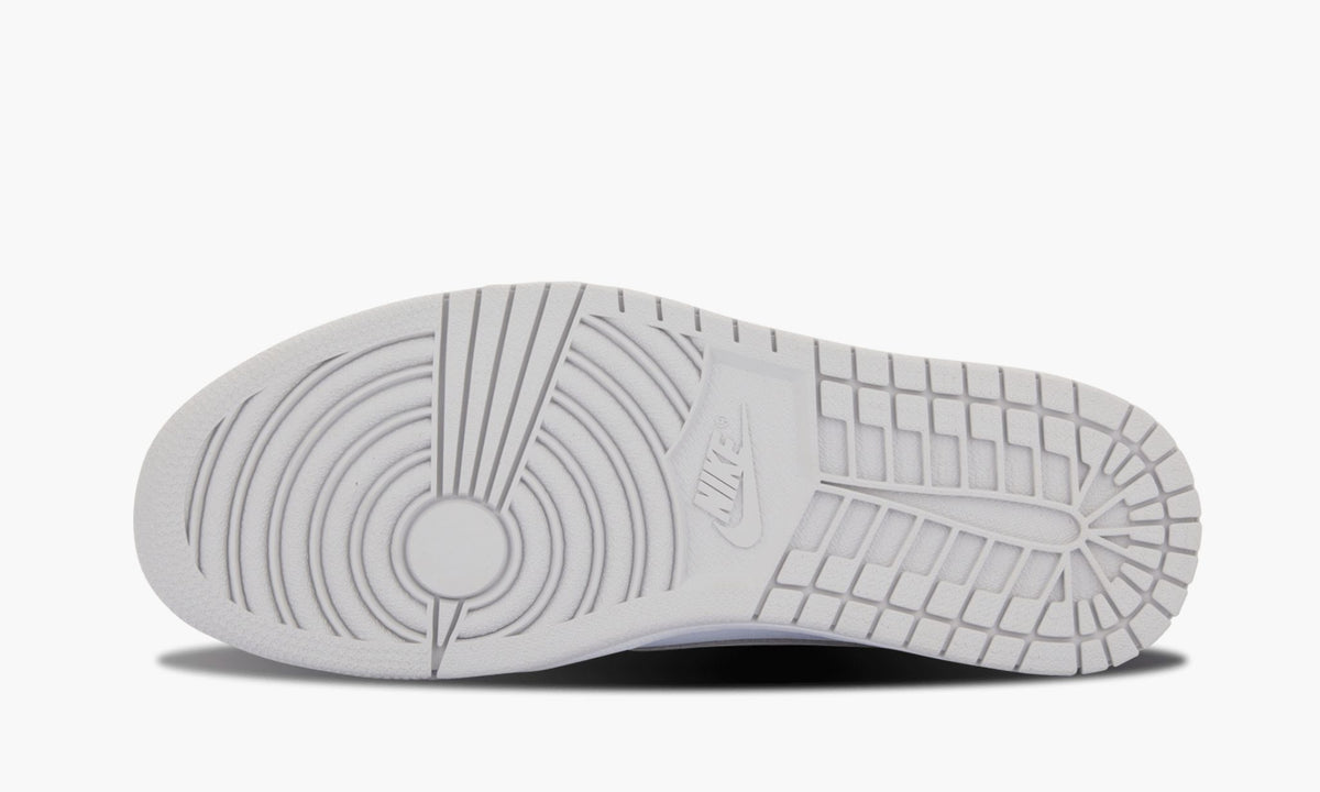 Air Jordan 1 Retro Low OG "White / Neutral Grey - 2015 Release" - Angle View 10