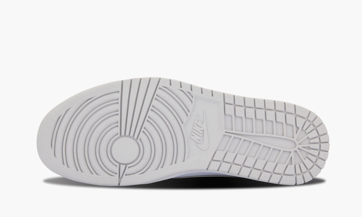 Air Jordan 1 Retro Low OG "White / Neutral Grey - 2015 Release" - Angle View 9