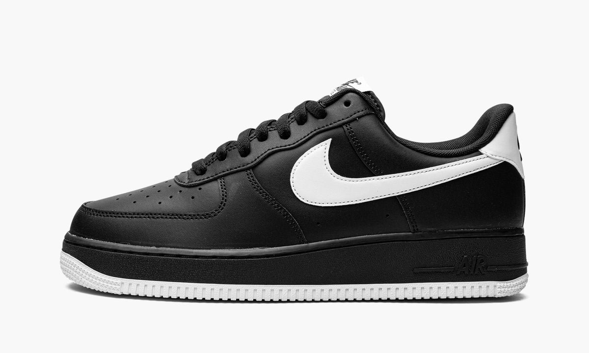 Air Force 1 '07 "Black / White" - Angle View 2