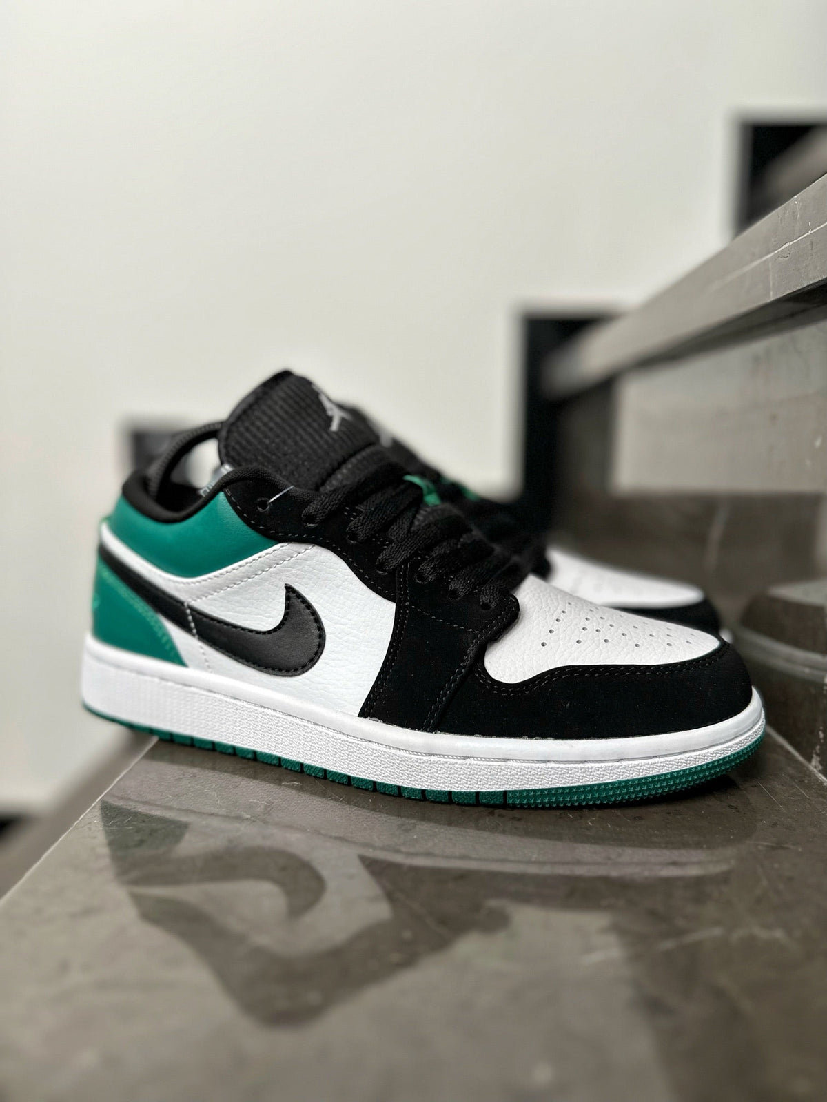 Air Jordan 1 Low GS 'Mystic Green' - Main View