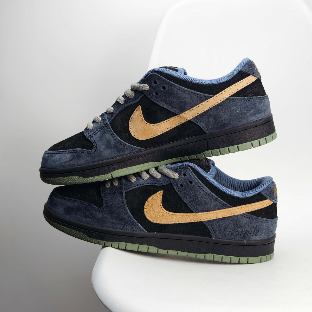 Nike SB Dunk Low Navy Blue 522JWD - View 3