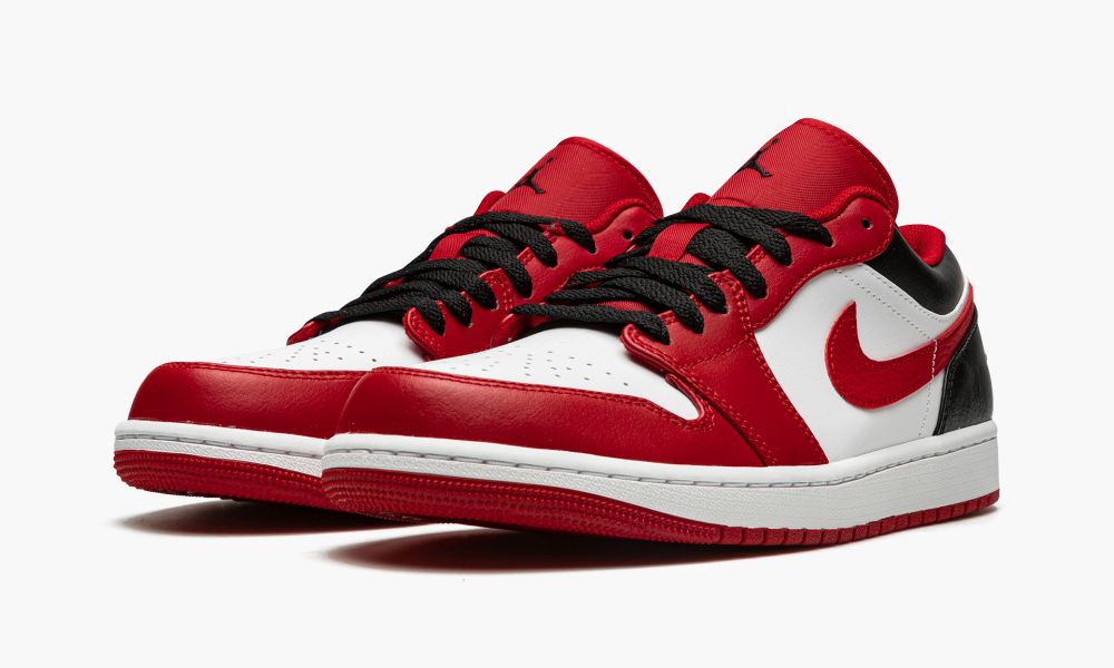 Jordan 1 low "Bulls" - Angle View 3