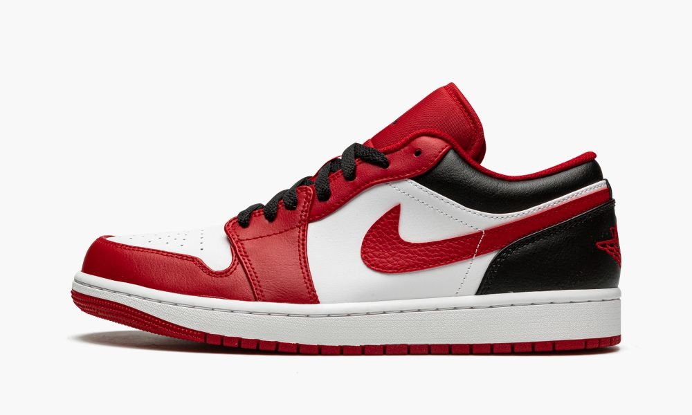 Jordan 1 low "Bulls" - Angle View 2