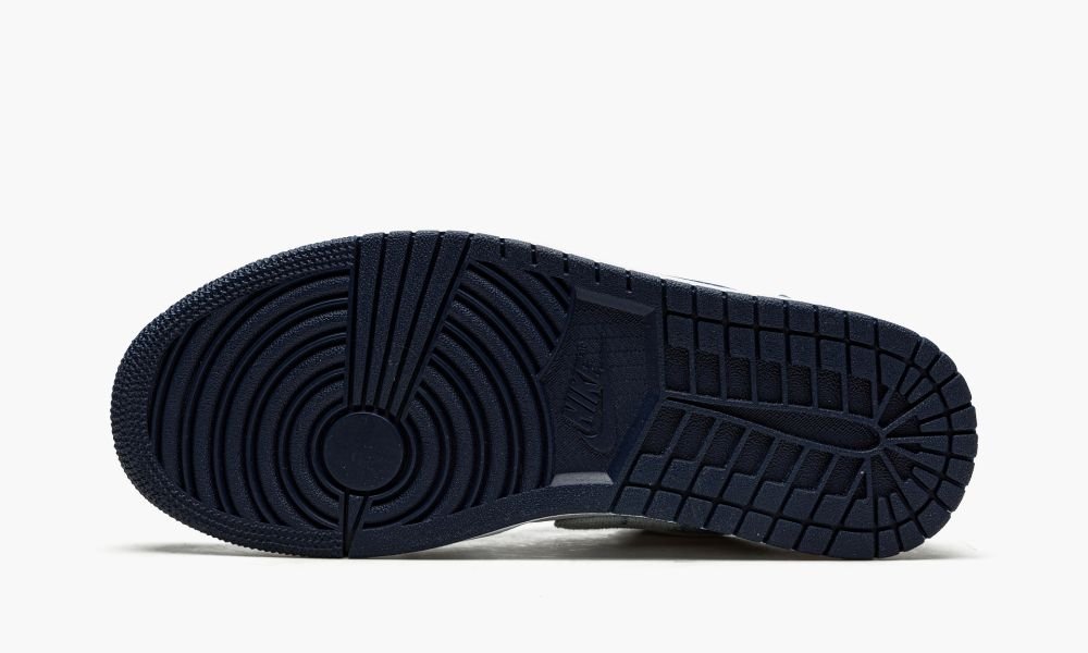 Air Jordan 1 Low SE - Angle View 6