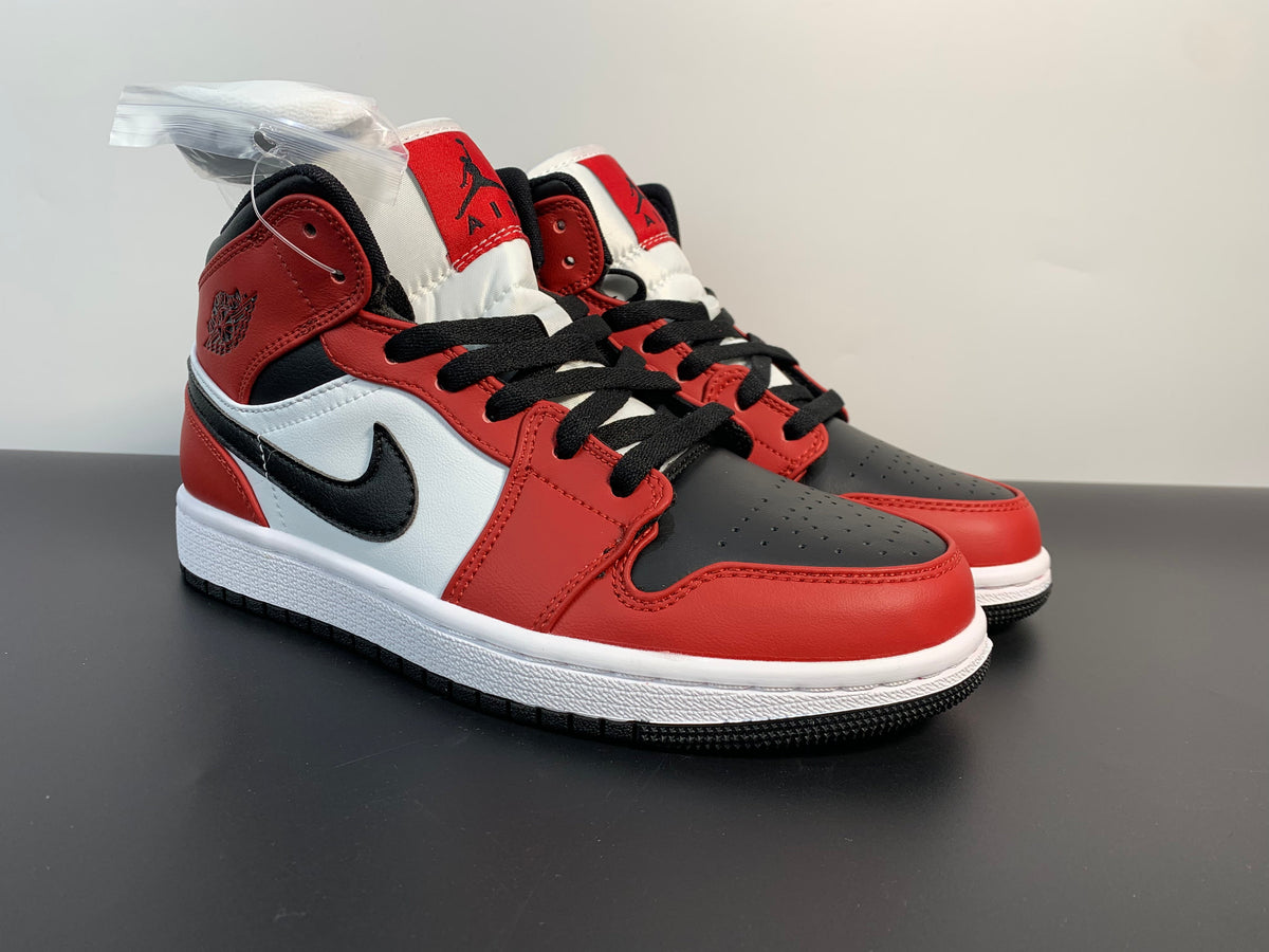 Nike Air Jordan 1 Mid Chicago - Black Toe 554724-069 - Angle View 4